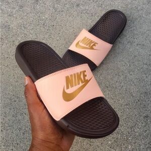 WMNS NIKE BENASSI SLIDE PINK DARK BROWN GOLD FLIP FLOP JUST DO IT JDI